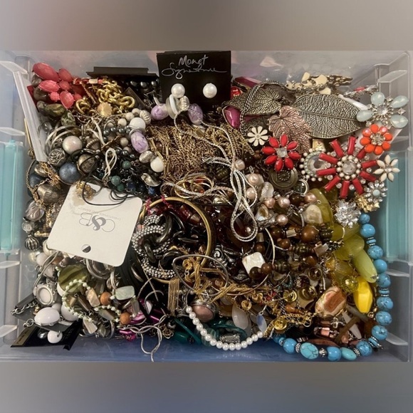 3 LB Vintage Estate Costume Jewelry lots~ Signed And Unsigned mostly Wearable - Picture 3 of 11